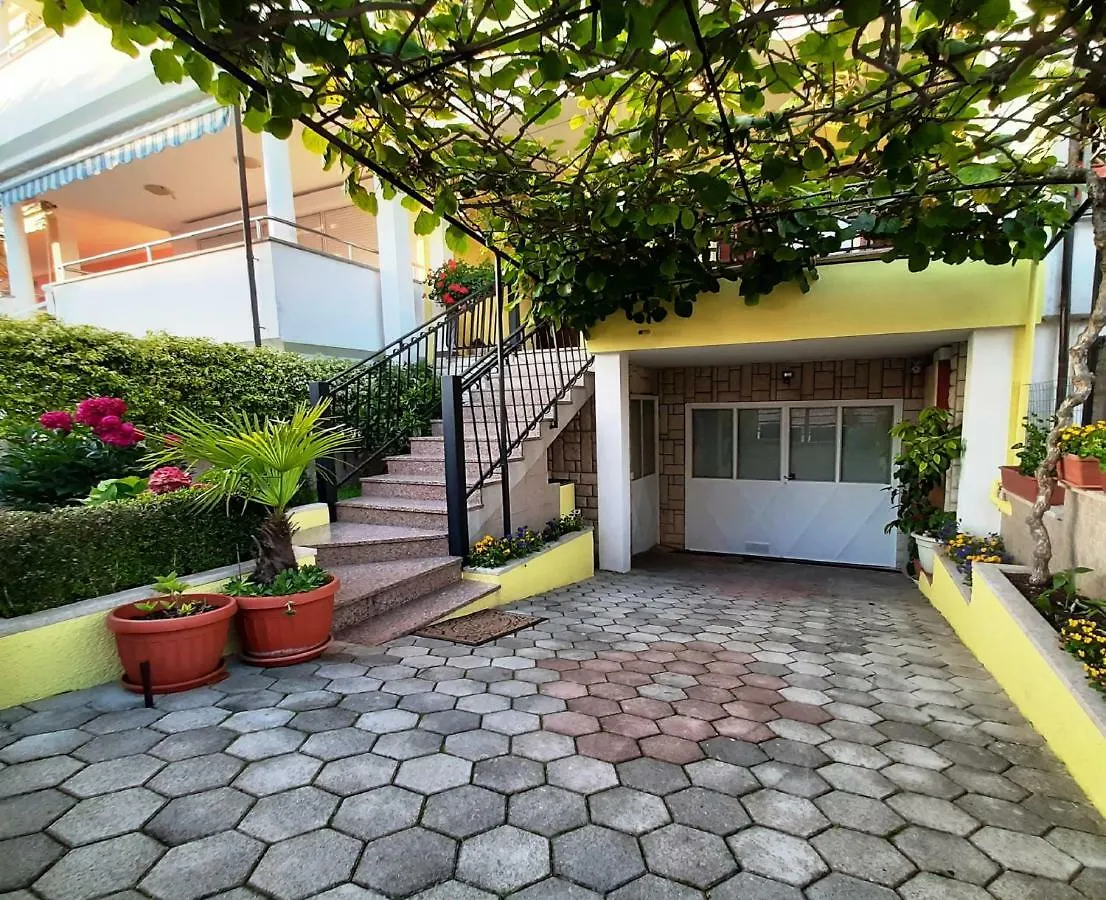 Paradise Beach Apartments 로비니