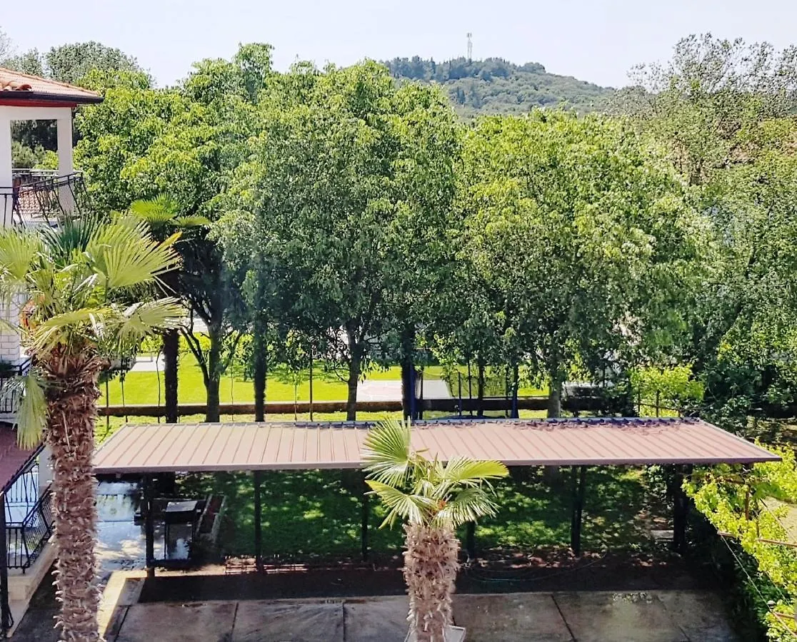 Paradise Beach Apartments 로비니